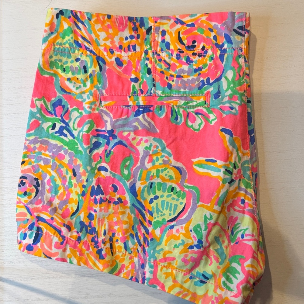 Lilly Pulitzer Kerri Short size 8 3” inseam - Picture 2 of 2